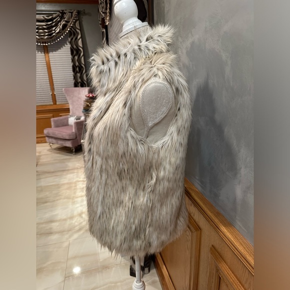 Faux Fur Vest women’s size Small. Great condition. - Picture 2 of 4